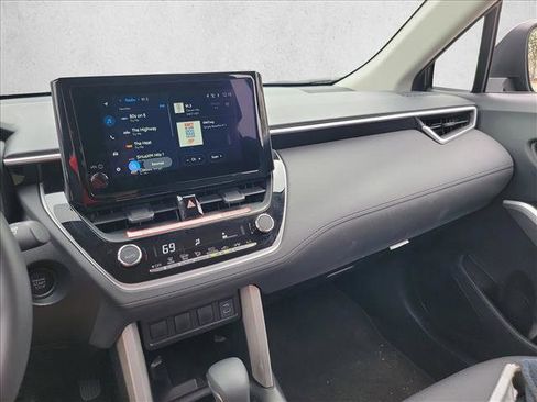 Used 2025 Toyota Corolla Cross LE image 21