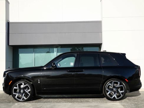 New 2026 Rolls-Royce Cullinan Black Badge image 3