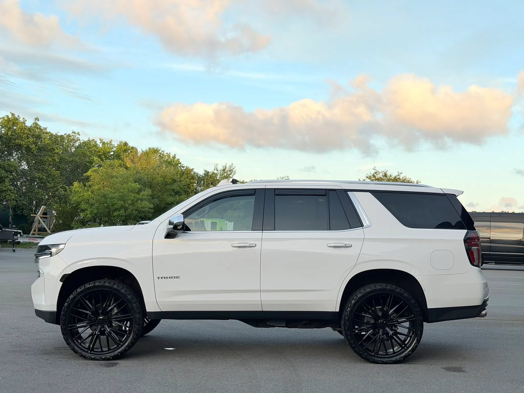 Used 2021 Chevrolet Tahoe Premier w/ Premium Package AWD/4WD image 6