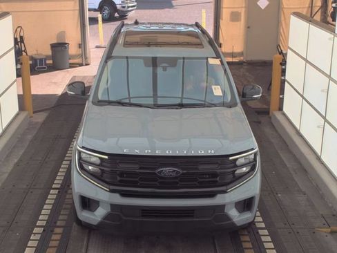 Used 2025 Ford Expedition Active RWD image 3