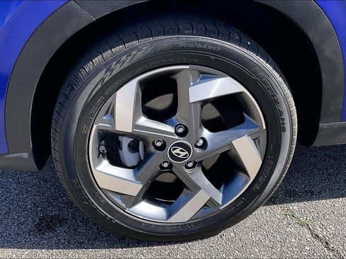 Used 2025 Hyundai Venue Limited FWD image 8