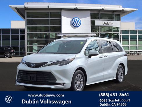 Used 2024 Toyota Sienna XLE image 8