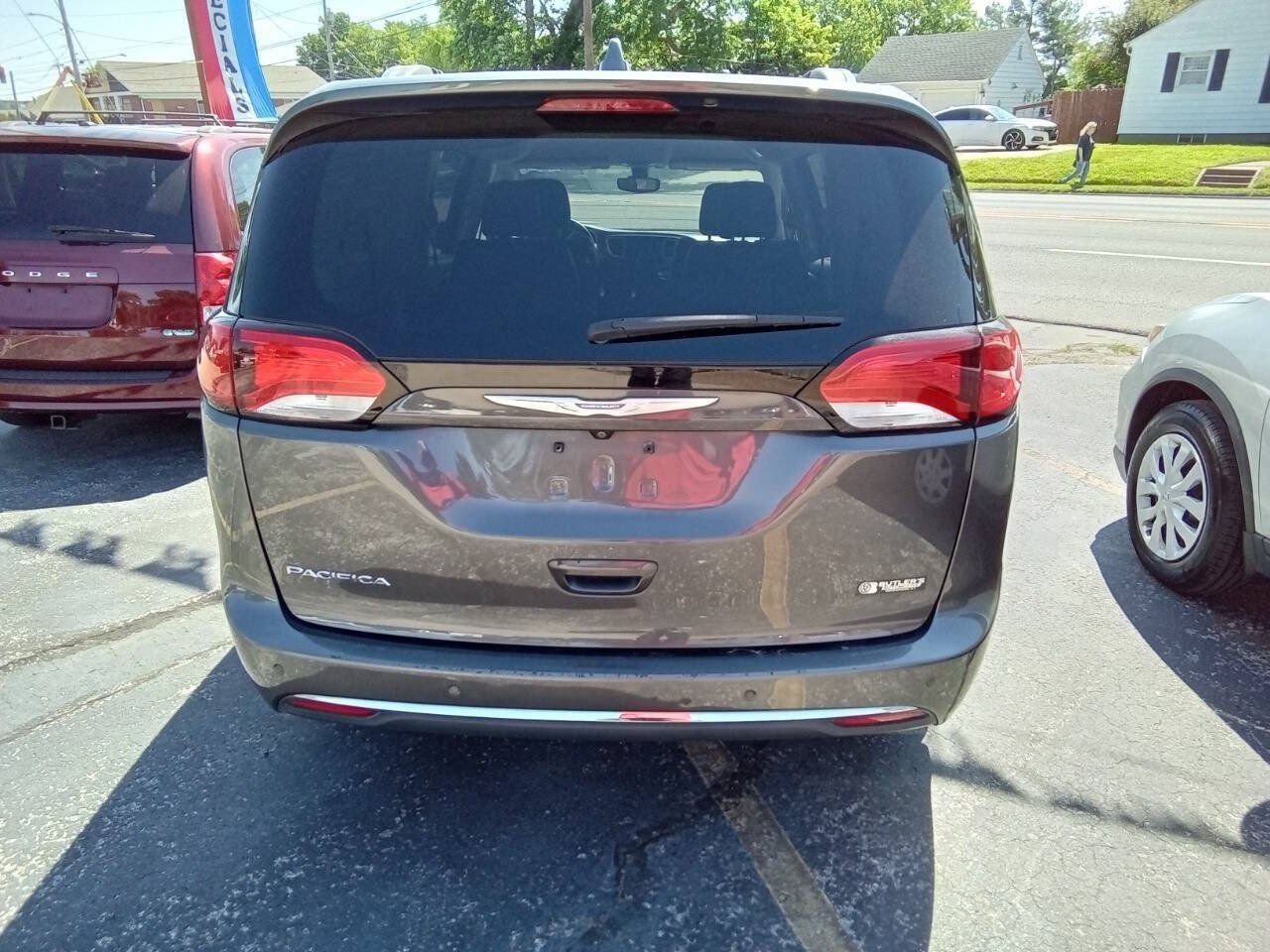 Used 2017 Chrysler Pacifica Touring-L Plus FWD image 9