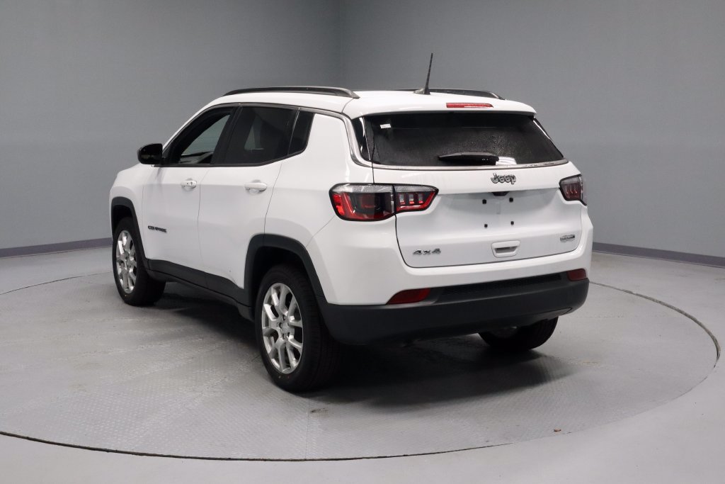 Used 2024 Jeep Compass Latitude w/ Sun and Sound Group AWD/4WD image 8