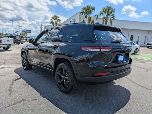 Used 2023 Jeep Grand Cherokee Limited w/ Black Appearance Package AWD/4WD image 6