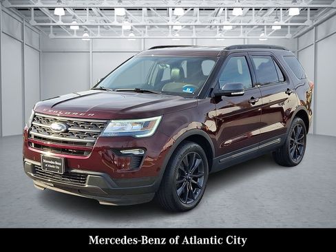 Used 2018 Ford Explorer XLT w/ Equipment Group 202A image 3