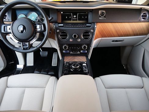 Used 2023 Rolls-Royce Cullinan w/ Cullinan Package image 4