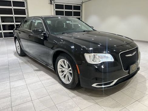 Used 2019 Chrysler 300 Touring L w/ Quick Order Package 22F RWD image 7