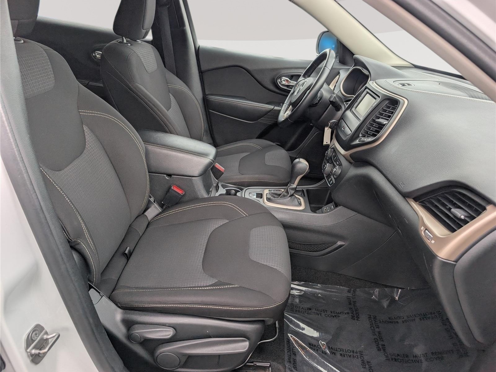 Used 2015 Jeep Cherokee Latitude FWD image 11
