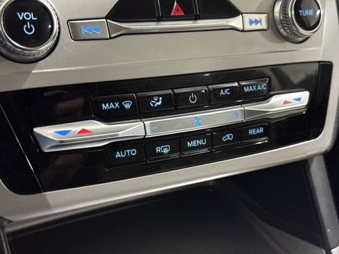 Used 2023 Ford Explorer 4WD image 16