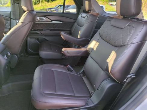 Used 2025 Ford Explorer Platinum w/ Ultimate Package AWD/4WD image 30