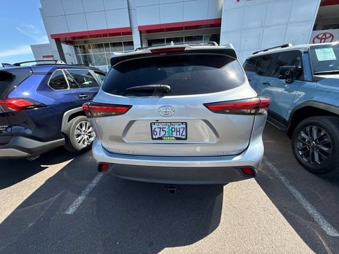 Used 2021 Toyota Highlander XLE AWD/4WD image 6