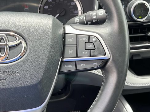 Used 2023 Toyota Highlander XLE AWD/4WD image 33