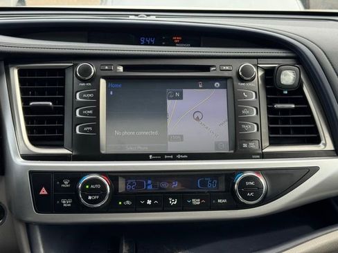 Used 2019 Toyota Highlander XLE image 3