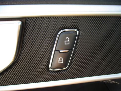 Used 2020 Ford Explorer XLT w/ Equipment Group 202A AWD/4WD image 33