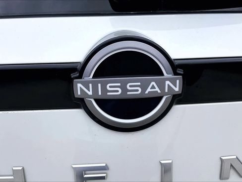 Used 2024 Nissan Pathfinder SV AWD/4WD image 31