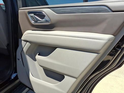 Used 2024 GMC Yukon SLT w/ SLT Luxury Package image 13