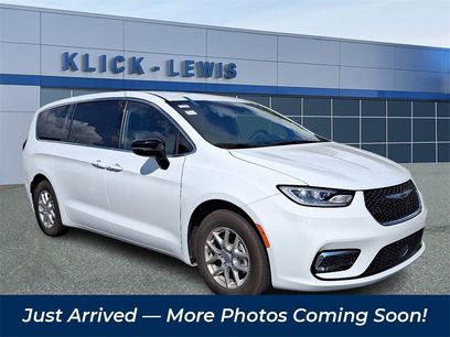 Used 2025 Chrysler Pacifica Select