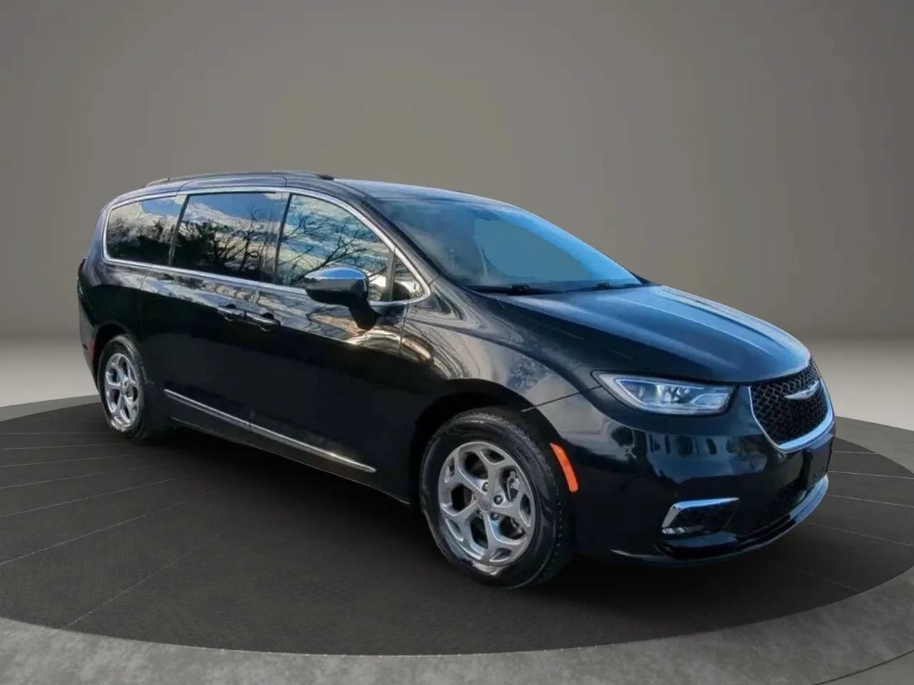 Used 2023 Chrysler Pacifica Limited FWD image 6