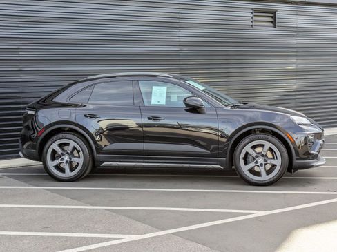 Certified 2025 Porsche Macan Electric image 8