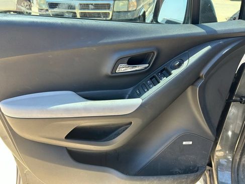Used 2019 Chevrolet Trax LT w/ Sun & Sound Package FWD image 3