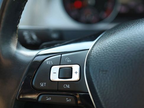 Used 2016 Volkswagen Golf SE image 14