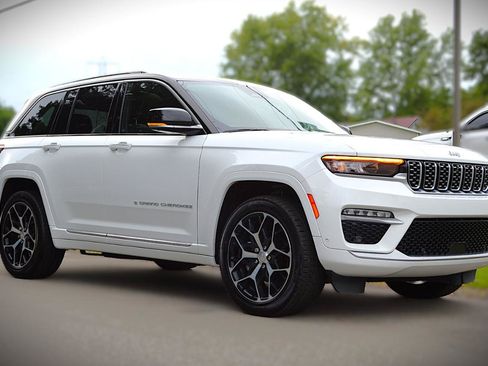 Used 2024 Jeep Grand Cherokee Summit AWD/4WD image 3
