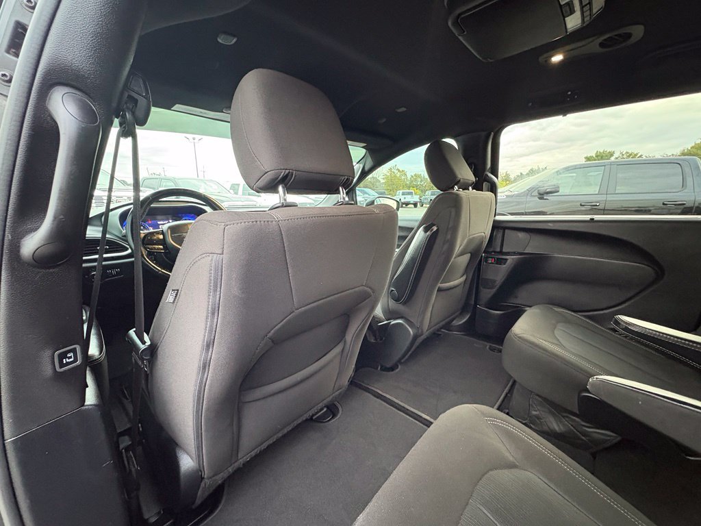 Used 2020 Chrysler Pacifica Touring w/ Advanced Safetytec Group FWD image 26