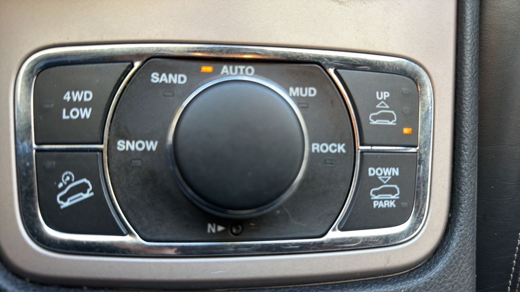 Used 2014 Jeep Grand Cherokee Overland AWD/4WD image 31