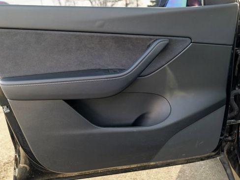 Used 2022 Tesla Model Y Long Range image 14