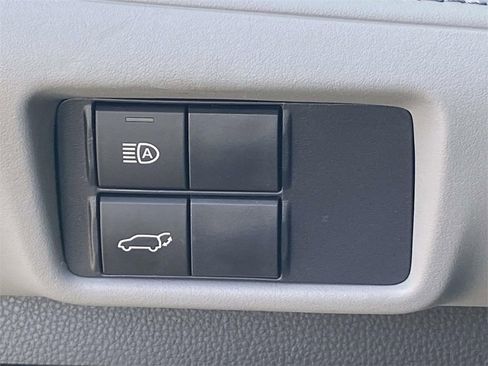 Used 2025 Toyota Highlander XLE image 30