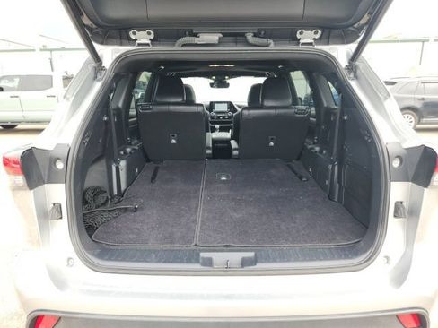 Used 2022 Toyota Highlander XSE FWD image 25