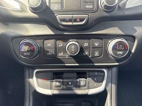 Used 2023 GMC Terrain SLT w/ Tech Package image 34