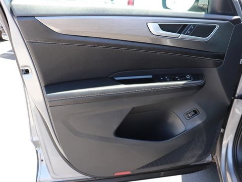 Used 2025 Volkswagen Atlas Cross Sport SE FWD image 8