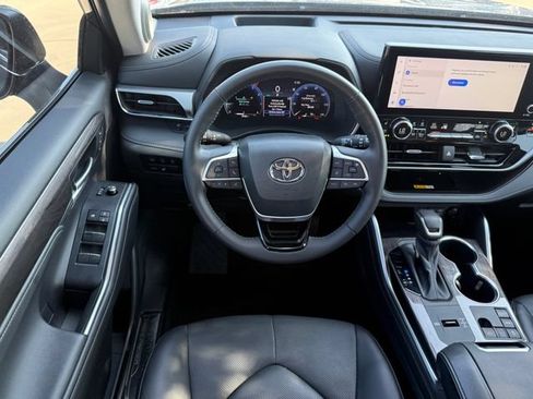 Used 2024 Toyota Highlander Platinum FWD image 25