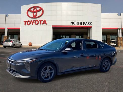 Used 2025 Kia K4 LXS image 1