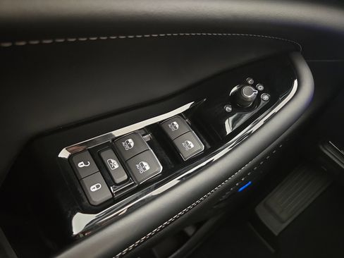 Certified 2023 Jeep Grand Cherokee Overland image 31