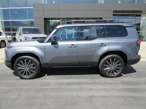 Used 2025 Lexus GX 550 w/ Accessory Package (2T) AWD/4WD image 3