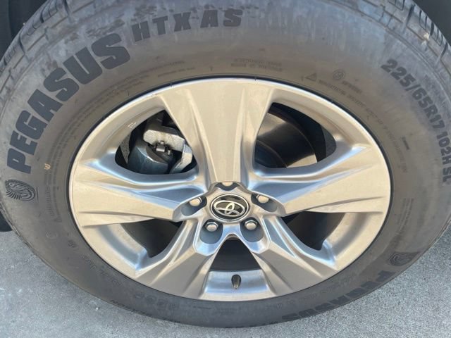Used 2025 Toyota RAV4 XLE AWD/4WD image 28