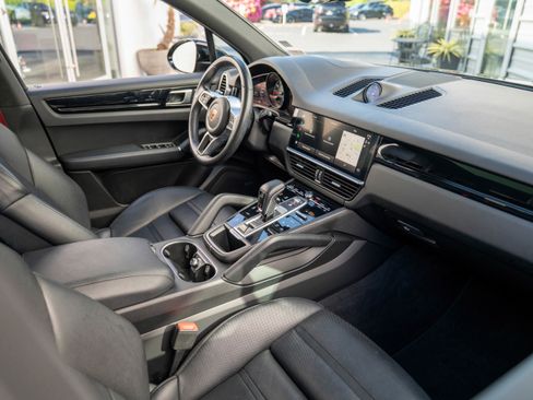 Used 2022 Porsche Cayenne image 6