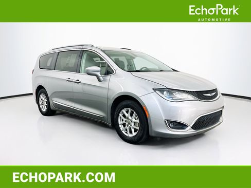 Used 2020 Chrysler Pacifica Touring-L FWD image 1