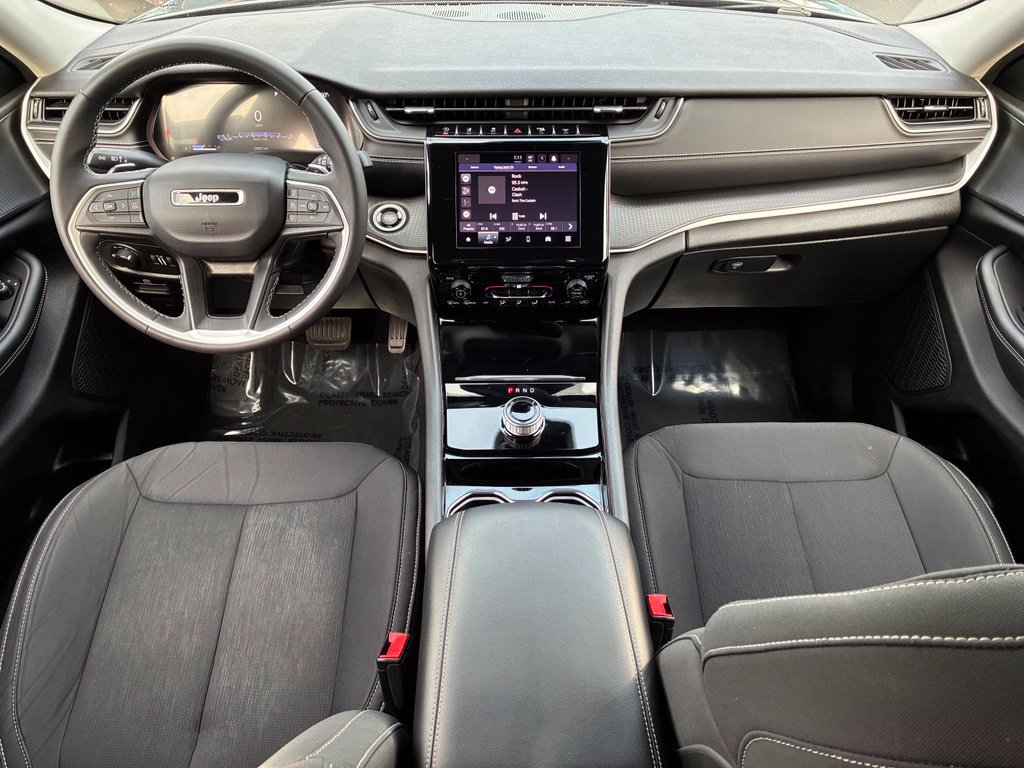 Used 2023 Jeep Grand Cherokee Laredo AWD/4WD image 5