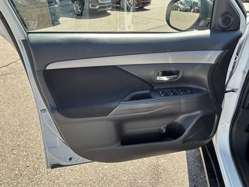 Used 2016 Mitsubishi Outlander SEL AWD/4WD image 15