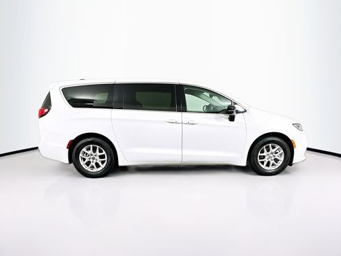 Used 2024 Chrysler Pacifica Touring-L image 10