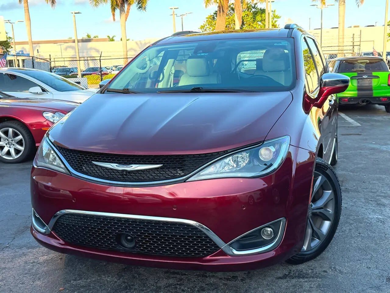 Used 2020 Chrysler Pacifica Limited w/ Tire & Wheel Group FWD image 6