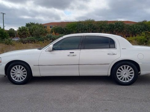 Used 2003 Lincoln Town Car Executive RWD image 1
