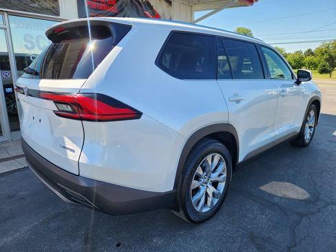 Used 2024 Toyota Grand Highlander AWD image 3