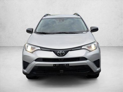 Used 2018 Toyota RAV4 LE FWD image 2
