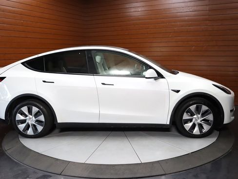 Used 2021 Tesla Model Y Long Range image 19