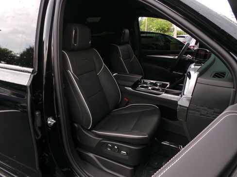 Used 2025 Cadillac Escalade ESV Sport AWD/4WD image 19